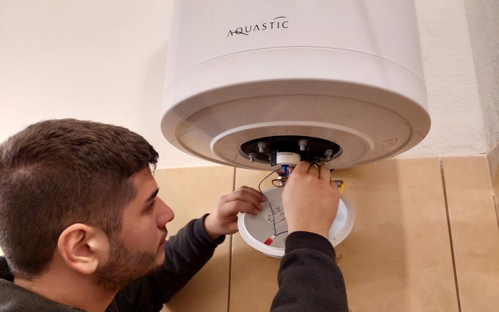 Hajdu Aquastic villanybojler bekötése budapesti fürdőszobában