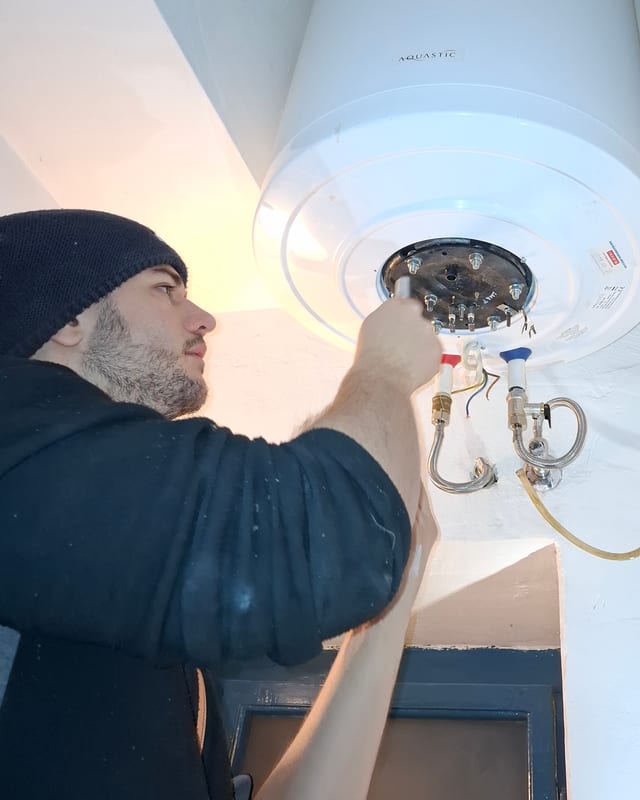 Nyári Balázs villanybojler bekötése közben