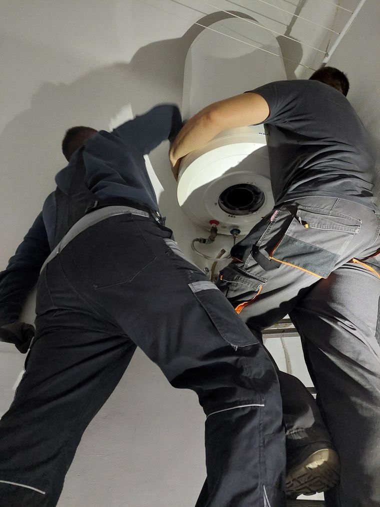 A Nyári család bojlerszerelő csapata