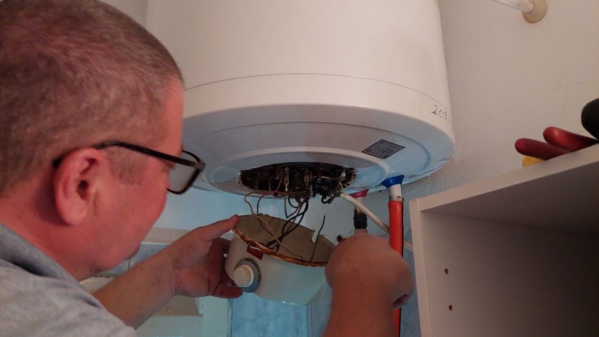 Villanybojler elektromos részének szerelése