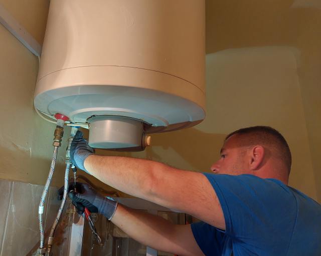 Nyári Tibor tapasztalt bojler szerelő Hajdu villanybojler javítás