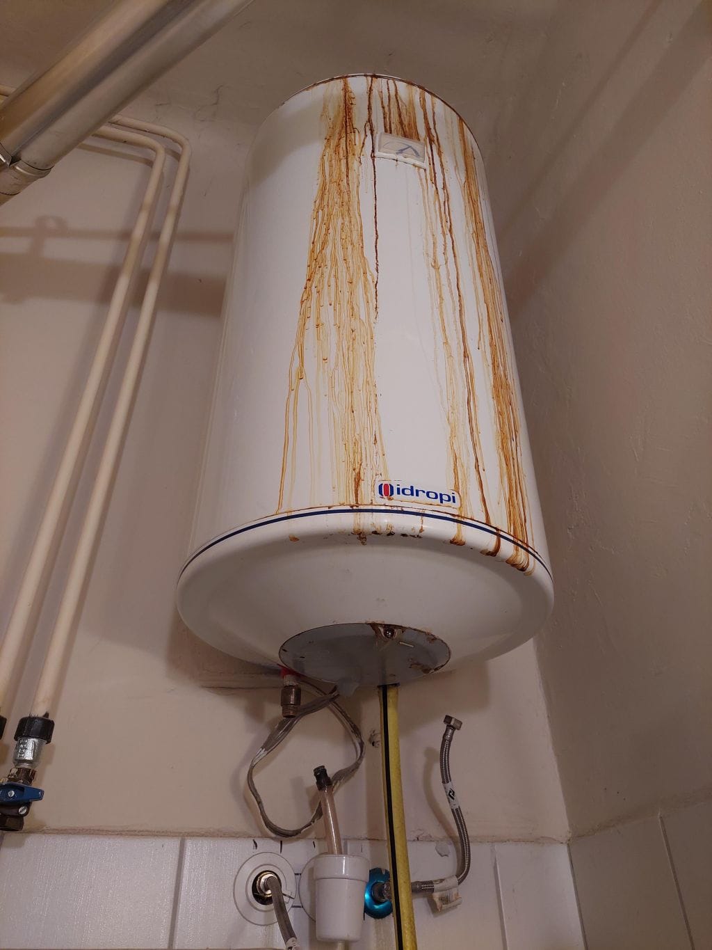 Miért szivárog a bojlerből a víz