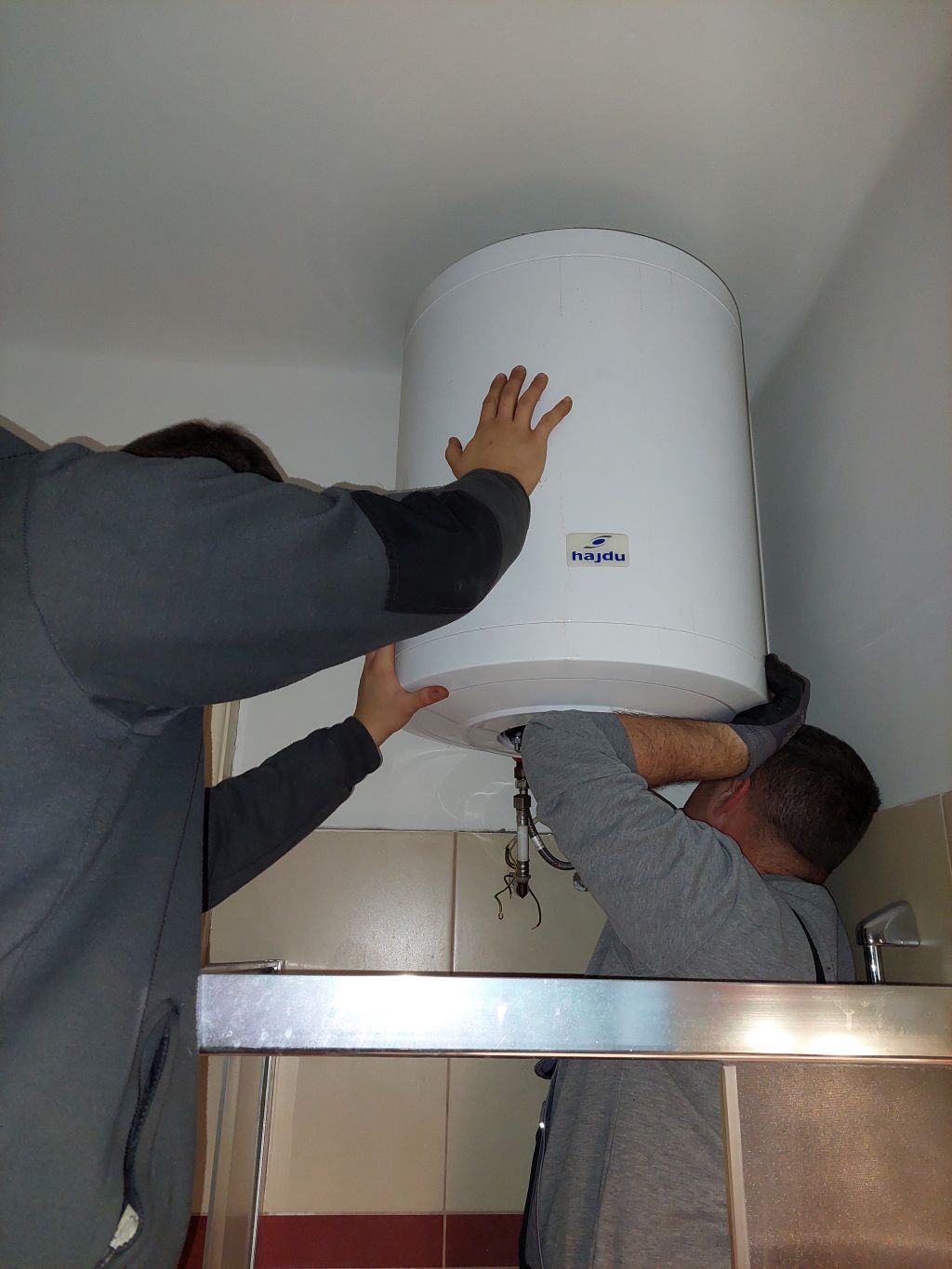 Régi Hajdu bojler cseréje új, energiatakarékos készülékre – villanybojler beszereléssel Budapesten.