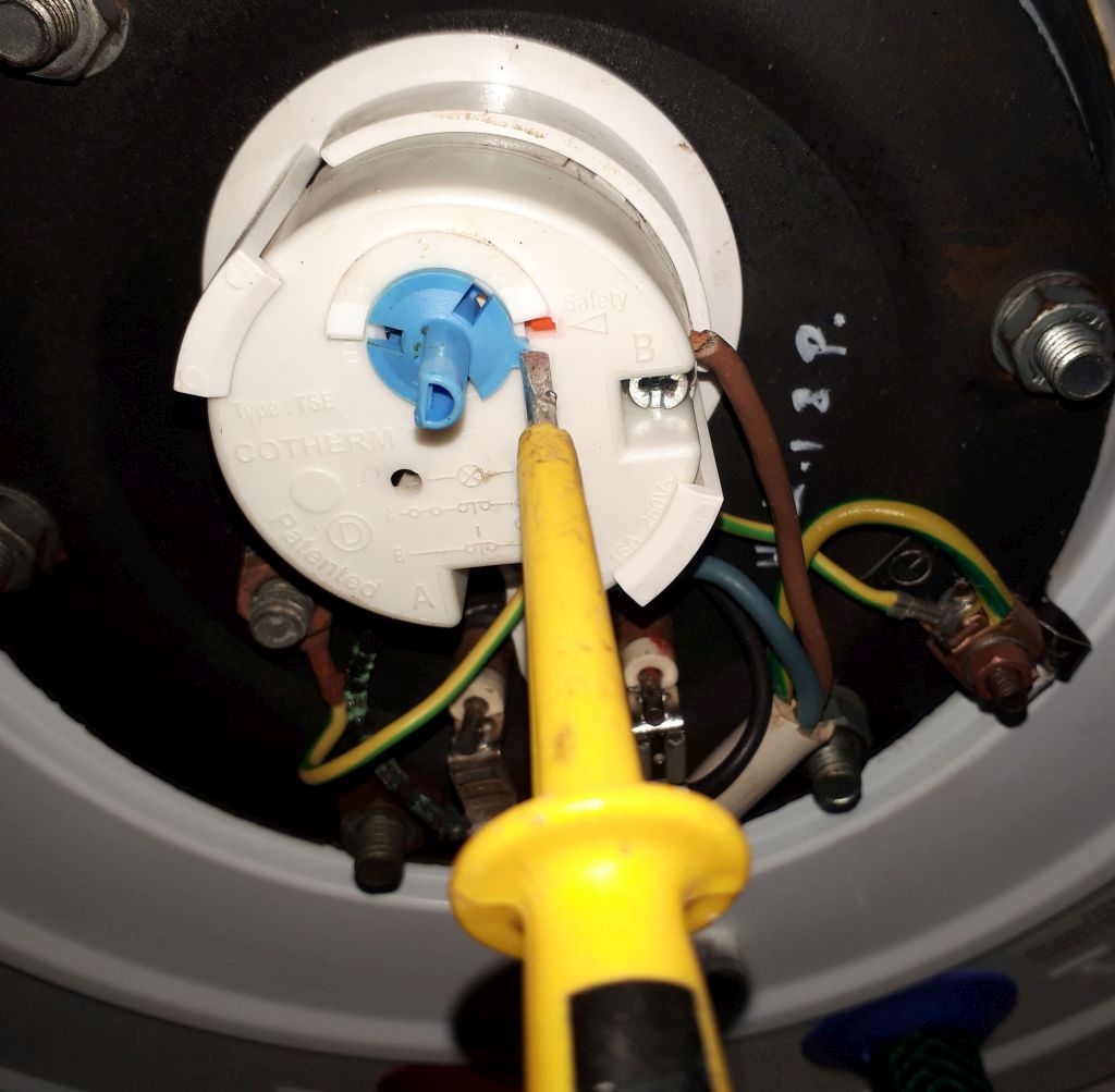 Hajdu bojler reset gomb elhelyezkedése a villanybojler alsó burkolata alatt