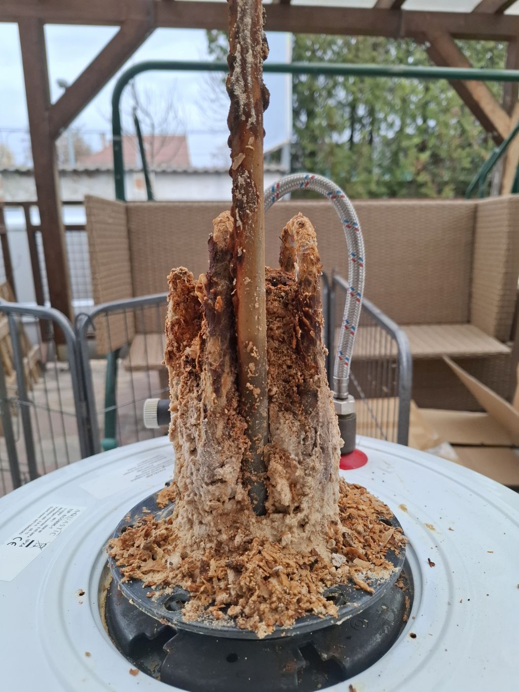 Akár 10–15 kg vízkő is lehet a bojlerében – vízkővel teljesen beborított fűtőszál