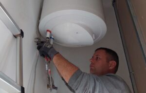 Miért lyukad ki a bojler – vízszivárgás a bojler alatt