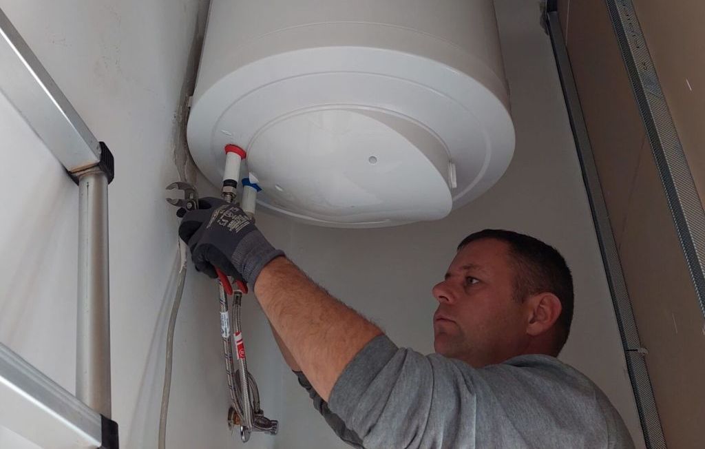 Miért lyukad ki a bojler – vízszivárgás a bojler alatt