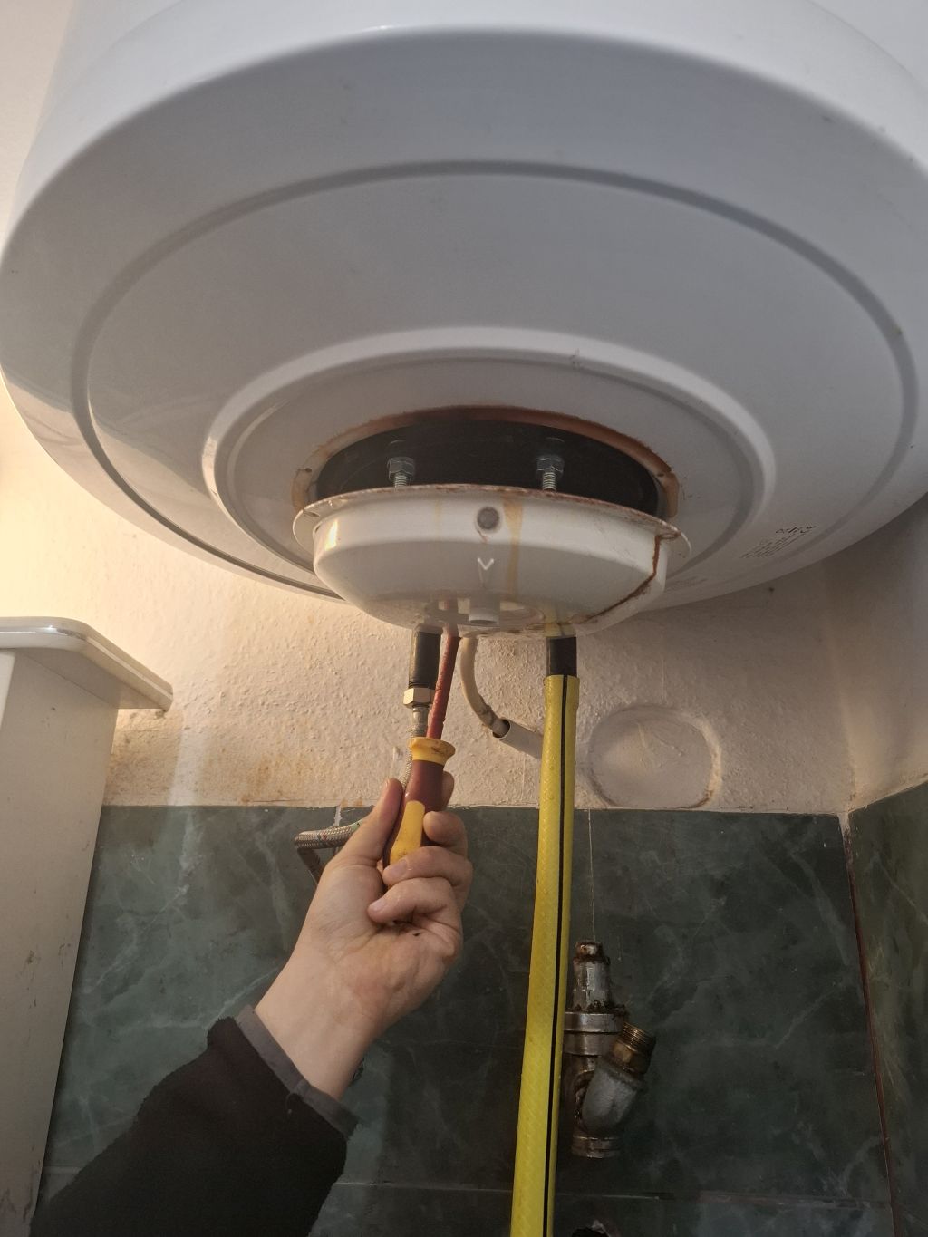 bojler csöpög a bojler alján vízszivárgással